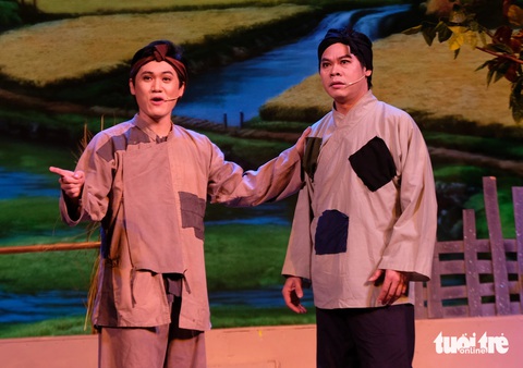 Chuông vàng Võ Thành Phê (bìa phải, vai Nhuận Điền) và Nguyễn Văn Khởi (vai Trần Minh) trong Bên cầu dệt lụa được Nhà hát Trần Hữu Trang dựng lại - Ảnh: LINH ĐOAN Chuông vàng Võ Thành Phê (phải, vai Nhuận Điền) và Nguyễn Văn Khởi (vai Trần Minh) trong Bên cầu dệt lụa được Nhà hát Trần Hữu Trang dựng lại - Ảnh: LINH ĐOAN