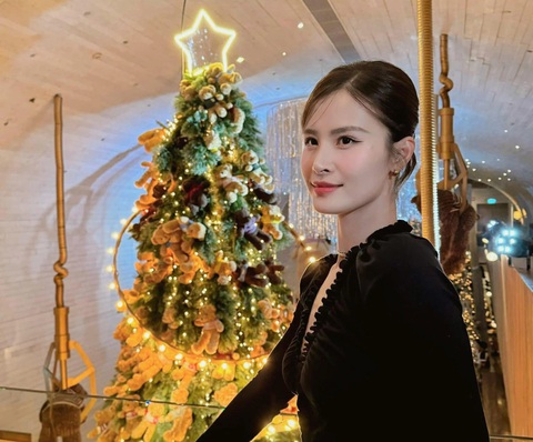 Ca sĩ Đông Nhi khoe hình ảnh bên cây thông độc đáo - Ảnh: NVCC Ca sĩ Đông Nhi khoe hình ảnh bên cây thông độc đáo