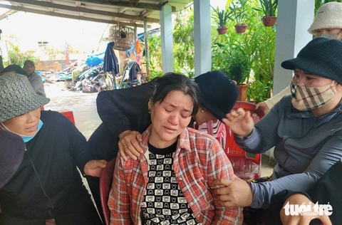 Chờ trông phép màu tìm được 5 ngư dân Phú Yên bị chìm tàu trở về- Ảnh 1. Bà Trần Thị Chút, mẹ hai ngư dân mất tích, khóc nghẹn - Ảnh: NGUYỄN HOÀNG