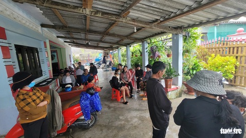 Chờ trông phép màu tìm được 5 ngư dân Phú Yên bị chìm tàu trở về- Ảnh 2. Thân nhân của các ngư dân Phú Yên bị nạn tập trung tại nhà ông Hiệp chủ tàu để ngóng tin tức - Ảnh: NGUYỄN HOÀNG