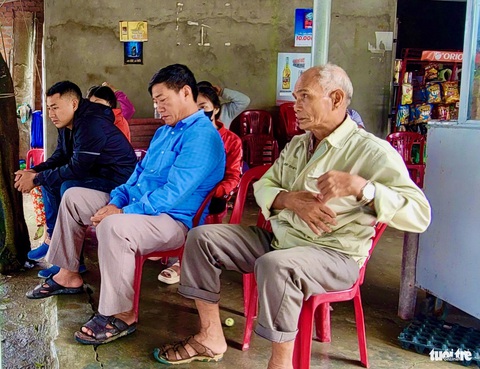 Chờ trông phép màu tìm được 5 ngư dân Phú Yên bị chìm tàu trở về- Ảnh 4. Ông Huỳnh Sách (bìa phải) cùng người thân thuê xe đến Đầm Môn sau khi hay tin con trai cùng các bạn thuyền gặp nạn được cứu, nhưng đó là tin không chính xác - Ảnh: NGUYỄN HOÀNG