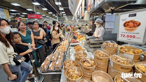 Mua sắm Noel: Chỉ mua hàng thiết yếu, giảm giá- Ảnh 1. Người dân xếp hàng mua đồ tại siêu thị Emart Gò Vấp vào trưa 24-12 - Ảnh: NGUYỄN TRÍ