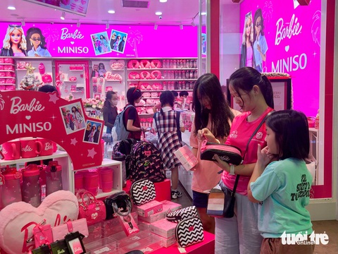 Mua sắm Noel: Chỉ mua hàng thiết yếu, giảm giá- Ảnh 2. Các quầy hàng lưu niệm, đồ chơi trẻ em đặc biệt đông khách dịp Giáng sinh nhờ nhu cầu quà tặng tăng mạnh - Ảnh: NHẬT XUÂN