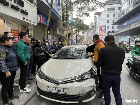 Tài xế có biểu hiện say xỉn tông hất xe máy chở 5 người lên nóc ô tô- Ảnh 1. Nam tài xế cố thủ trong xe sau khi gây tai nạn - Ảnh: DANH TRỌNG