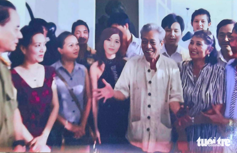Đạo diễn Long Vân (giữa) thời gian chuẩn bị quay phim Những đứa con của biệt động Sài Gòn - Ảnh: Nhà biên kịch Trịnh Thanh Nhã cung cấp Đạo diễn Long Vân (giữa) thời gian chuẩn bị quay phim Những đứa con của biệt động Sài Gòn - Ảnh: Nhà biên kịch Trịnh Thanh Nhã cung cấp