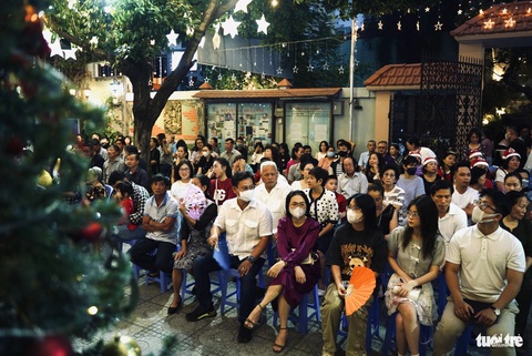 Người dân TP.HCM vui Giáng sinh, trung tâm kẹt cứng- Ảnh 2. Đông đảo giáo dân đến nhà thờ từ sớm để tham dự thánh lễ Vọng Giáng sinh tại nhà thờ Giáo xứ Mai Khôi (quận 3) - Ảnh: THANH HIỆP