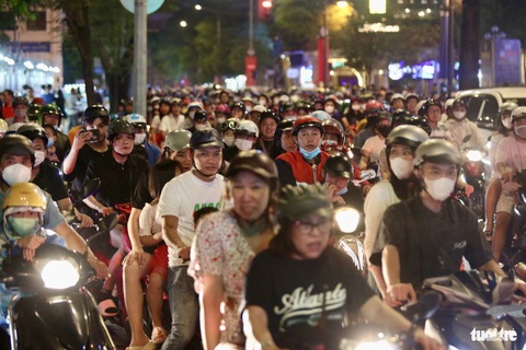 Người dân TP.HCM vui Giáng sinh, trung tâm kẹt cứng- Ảnh 7. 20h, tại đường Đồng Khởi hướng về trung tâm quận 1, xe máy nhích đuôi nhau. Người dân chạy cả xe máy lên lề đường để di chuyển.