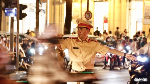 Người dân TP.HCM vui Giáng sinh, trung tâm kẹt cứng- Ảnh 10. Tại các giao lộ, khu vực trung tâm được bố trí lực lượng cảnh sát điều phối giao thông - Ảnh: TIẾN QUỐC