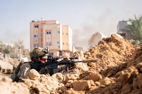 Binh sĩ Israel hoạt động ở Gaza, ngày 21-12 - Ảnh: REUTERS Binh sĩ Israel hoạt động ở Gaza, ngày 21-12 - Ảnh: REUTERS