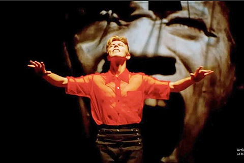 Moonage Daydream: Đi tìm David Bowie- Ảnh 1. Một cảnh trong phim Moonage Daydream