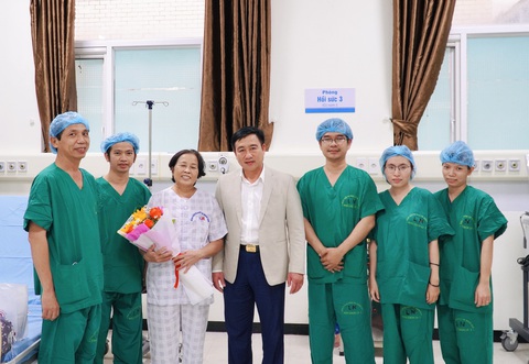 Bệnh nhân mổ tim hở đầu tiên tại BV Đa khoa Trung ương Quảng Nam xuất viện- Ảnh 1. Ban lãnh đạo Bệnh viện ĐKTW Quảng Nam tặng quà và hoa chúc mừng bệnh nhân mổ tim hở đầu tiên tại viện được xuất viện.