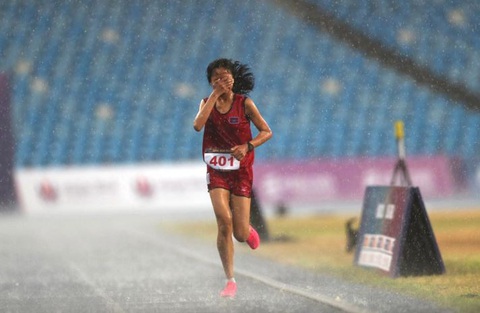 Nữ VĐV 'vừa chạy vừa khóc' ở SEA Games 32 là khoảnh khắc tuyệt vời của thể thao thế giới 2023- Ảnh 1. Hình ảnh gây xúc động của Bou Samnang, khi vừa chạy vừa khóc trong mưa ở SEA Games 32 - Ảnh: phnompenhpost