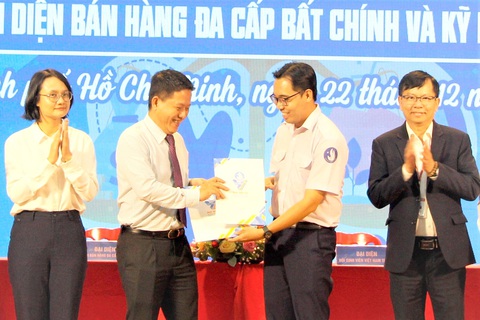 Đừng để lọt hố đa cấp bất chính- Ảnh 1. Hội Sinh viên Việt Nam TP.HCM ký kết chương trình phối hợp hoạt động với Hiệp hội bán hàng đa cấp Việt Nam năm 2024 - Ảnh: C.TRIỆU