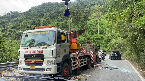 Xe chở rác va chạm xe khách trên đèo Bảo Lộc- Ảnh 2. Xe cứu hộ kéo xe chở rác để thông xe đèo Bảo Lộc - Ảnh: Công an cung cấp