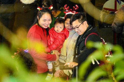 Nhiều gia đình chuẩn bị đầy đủ quần áo ấm để đưa trẻ nhỏ vui Giáng sinh trong tiết trời se lạnh của Hà Nội - Ảnh: HÀ QUÂN Nhiều gia đình chuẩn bị đầy đủ quần áo ấm để đưa trẻ nhỏ vui Giáng sinh trong tiết trời se lạnh của Hà Nội - Ảnh: HÀ QUÂN