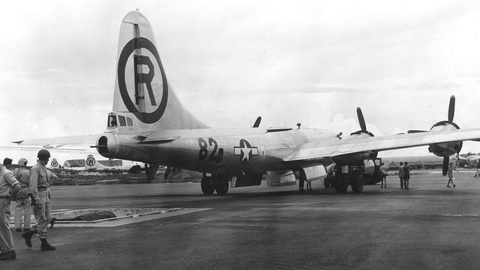 Máy bay ném bom B-29 tên Enola Gay lăn xuống đường băng Able, mang theo quả bom nguyên tử Máy bay ném bom B-29 tên Enola Gay lăn xuống đường băng Able của sân bay North Field, mang theo quả bom nguyên tử "Little Boy" thả xuống Hiroshima, Nhật Bản, tháng 8-1945 - Ảnh: GETTY IMAGES