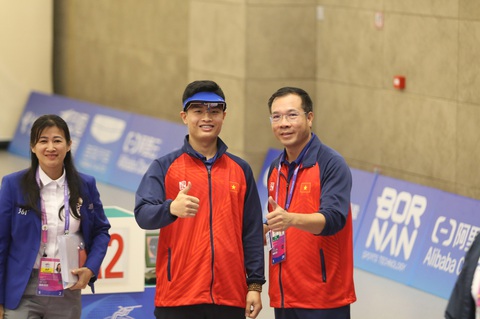 5 sự kiện tiêu biểu của thể thao Việt Nam trong năm 2023- Ảnh 4. Xạ thủ Phạm Quang Huy (trái) là điểm sáng hiếm hoi của Việt Nam ở Asiad 19 - Ảnh: HUY ĐĂNG