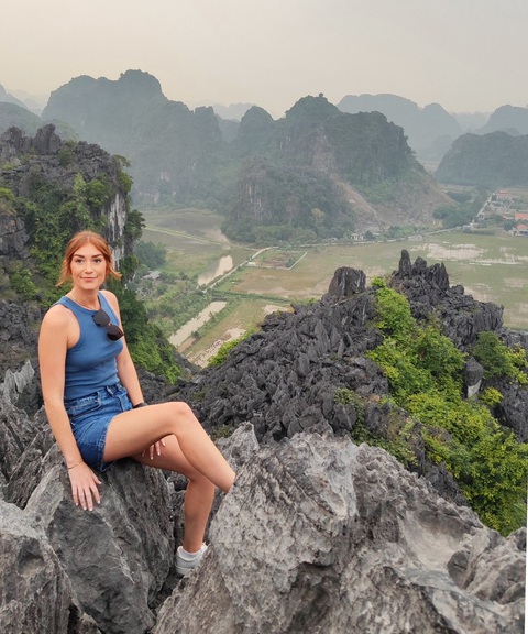 Miền Bắc lạnh, du lịch Tết dương lịch lại rất ấm- Ảnh 2. Du khách nước ngoài tham quan Ninh Bình - Ảnh: QUÂN NAM