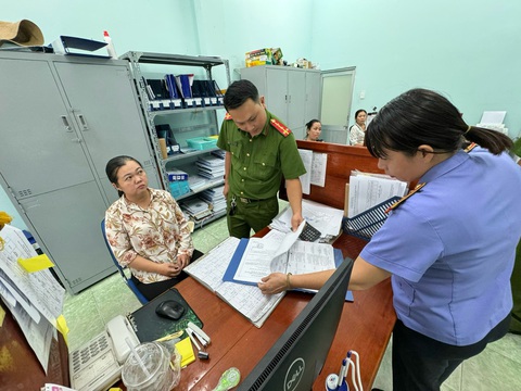 Công an TP.HCM khởi tố giám đốc Chi cục Đăng kiểm Long An- Ảnh 1. Cơ quan chức năng khám xét tại Chi cục Đăng kiểm Long An - Ảnh: Công an cung cấp