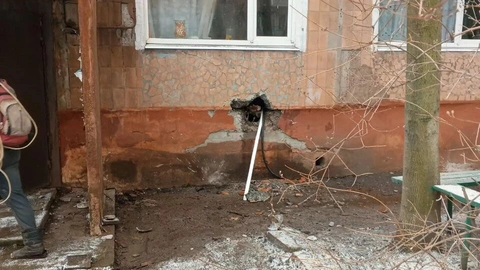 Ukraine: Nga pháo kích tới 100 khu định cư trong 24 giờ qua- Ảnh 1. Một tòa chung cư bị thủng do đạn pháo ở thành phố Horlivka, trung tâm vùng Donetsk ngày 24-12 - Ảnh: RIA NOVOSTI