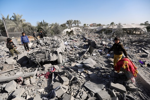 Người Palestine đứng nhìn đống đổ nát của ngôi nhà sau khi bị Israel tấn công ở Rafah, phía Nam Gaza, ngày 22-12 - Ảnh: REUTERS Người Palestine đứng nhìn đống đổ nát của ngôi nhà sau khi bị Israel tấn công ở Rafah, phía Nam Gaza, ngày 22-12 - Ảnh: REUTERS