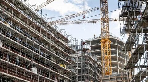 Ngành xây dựng và bất động sản Đức bước vào thời kỳ khủng hoảng- Ảnh 1. Một công trường xây dựng chung cư ở Hamburg - Ảnh: BLOOMBERG