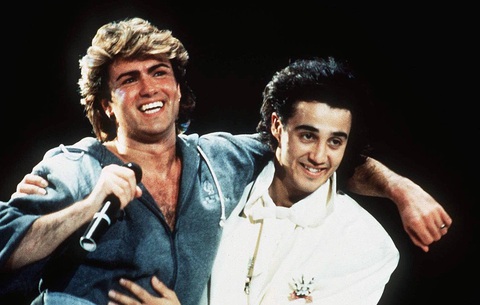 Bài hát bất hủ Last Christmas đứng đầu bảng xếp hạng nhạc Giáng sinh ở Anh- Ảnh 1. George Michael (trái) và Andrew Ridgeley tại buổi hòa nhạc ở Vương quốc Anh năm 1985 - Ảnh: Getty Images