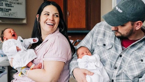 Cô Kelsey Hatcher hạ sinh hai bé gái từ hai tử cung riêng biệt vào hai ngày khác nhau. Ảnh: news.sky.com Bà Kelsey Hatcher hạ sinh hai bé gái từ hai tử cung riêng biệt vào hai ngày khác nhau - Ảnh: Mạng xã hội