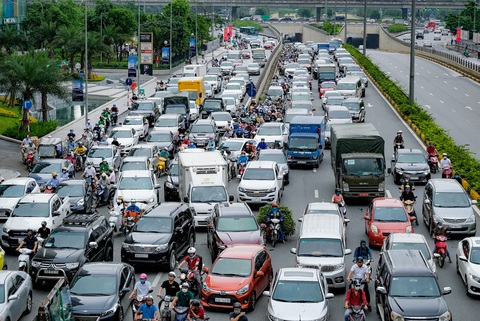 Có nên thu phí khí thải ô tô, xe máy?- Ảnh 1. Xe máy và ô tô đi qua đoạn hầm Trung Hòa, đường Trần Duy Hưng, Hà Nội - Ảnh: NAM TRẦN