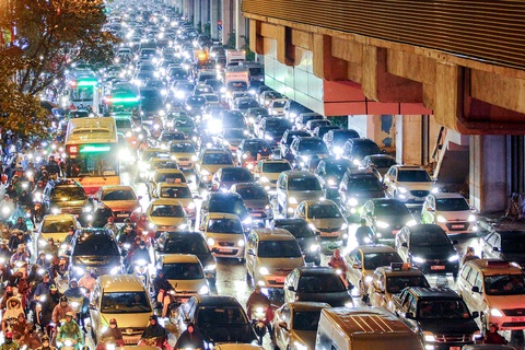 Bộ Tài chính không đồng tình về đề xuất thu phí khí thải xe máy, ô tô- Ảnh 1. Xe máy và ô tô kẹt cứng trên đường Nguyễn Trãi (Hà Nội) giờ tan tầm - Ảnh: NAM TRẦN