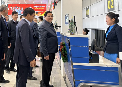 Thủ tướng nêu nhiều bài học khi khánh thành 4 dự án giao thông lớn- Ảnh 2. Thủ tướng thị sát nhà ga hành khách sân bay Điện Biên sau khi nâng cấp - Ảnh: ACV