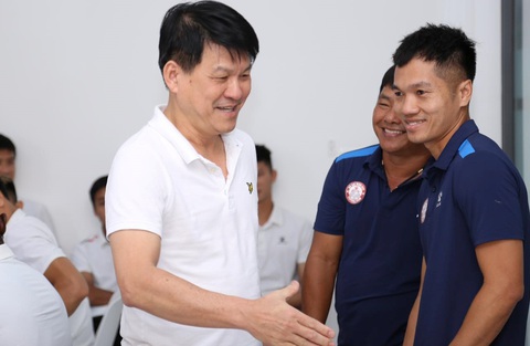 Ông Vũ Tiến Thành làm giám đốc kỹ thuật CLB Hoàng Anh Gia Lai, ghế của Kiatisak lung lay- Ảnh 1. HLV Vũ Tiến Thành (bìa trái) làm giám đốc kỹ thuật CLB LPBank Hoàng Anh Gia Lai - Ảnh: CAO TOÀN
