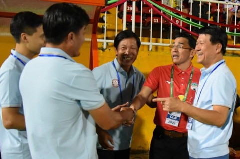 Ông Vũ Tiến Thành làm giám đốc kỹ thuật CLB Hoàng Anh Gia Lai, ghế của Kiatisak lung lay- Ảnh 2. HLV Kiatisak (áo đỏ) sẽ cùng HLV Vũ Tiến Thành giúp HAGL trụ hạng? - Ảnh: ANH HỒNG