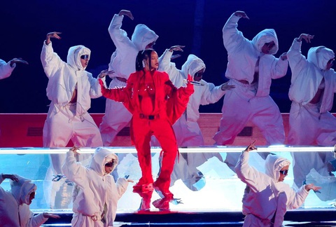 Rihanna 'khoe' bụng bầu trên sân khấu khi biểu diễn lúc nghỉ giữa hiệp ở giải Super Bowl LVII hồi tháng 2-2023 - Ảnh: Reuters Rihanna 'khoe' bụng bầu trên sân khấu khi biểu diễn lúc nghỉ giữa hiệp ở giải Super Bowl LVII hồi tháng 2-2023 - Ảnh: Reuters