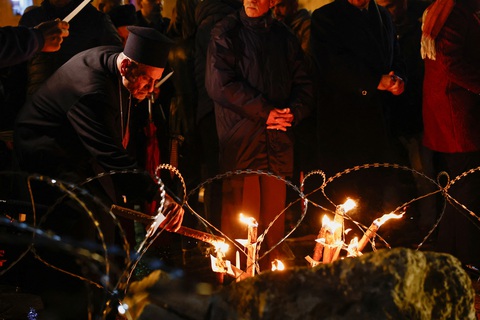 Những ngọn nến cầu nguyện cho Gaza được thắp sáng ở bên ngoài Nhà thờ Giáng sinh ở thành phố Bethlehem, Bờ Tây - Ảnh: REUTERS Những ngọn nến cầu nguyện cho Gaza được thắp sáng ở bên ngoài nhà thờ Giáng sinh ở thành phố Bethlehem, Bờ Tây - Ảnh: REUTERS