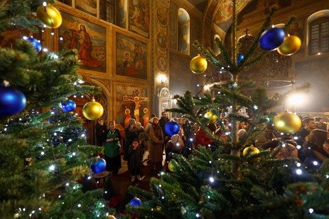 Các tín đồ tham dự lễ Giáng sinh tại một nhà thờ ở Kiev, Ukraine ngày 24-12 - Ảnh: REUTERS Các tín đồ tham dự lễ Giáng sinh tại một nhà thờ ở Kiev, Ukraine ngày 24-12 - Ảnh: REUTERS