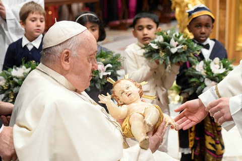 Giáo hoàng Francis cử hành thánh lễ đêm Giáng sinh tại Vương cung thánh đường Thánh Peter ở Vatican ngày 24-12 - Ảnh: REUTERS Giáo hoàng Francis cử hành thánh lễ đêm Giáng sinh tại Vương cung thánh đường Thánh Peter ở Vatican ngày 24-12 - Ảnh: REUTERS