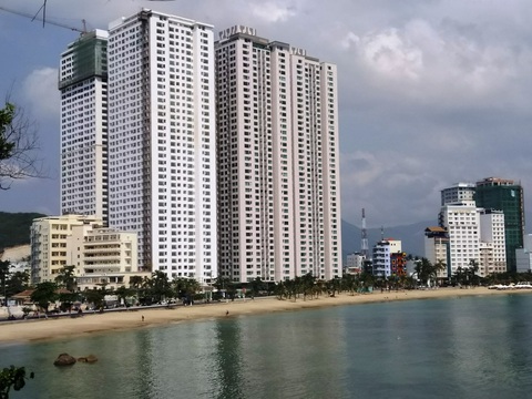 Bộ Xây dựng đề nghị xử lý trách nhiệm liên quan dự án trái quy hoạch chung TP Nha Trang- Ảnh 1. Dự án Mường Thanh Viễn Triều tại TP Nha Trang đã bị Cơ quan cảnh sát điều tra đề nghị truy tố các bị can liên quan đến đất đai và vi phạm quy hoạch chung TP Nha Trang - Ảnh: PHAN SÔNG NGÂN