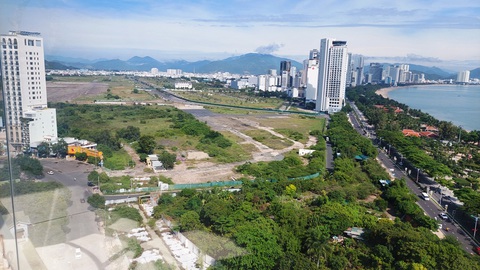 Bộ Xây dựng đề nghị xử lý trách nhiệm liên quan dự án trái quy hoạch chung TP Nha Trang- Ảnh 3. Các dự án tại sân bay Nha Trang cũ đang bị điều tra liên quan đến sai phạm về đất đai, vi phạm quy hoạch chung TP Nha Trang - Ảnh: PHAN SÔNG NGÂN