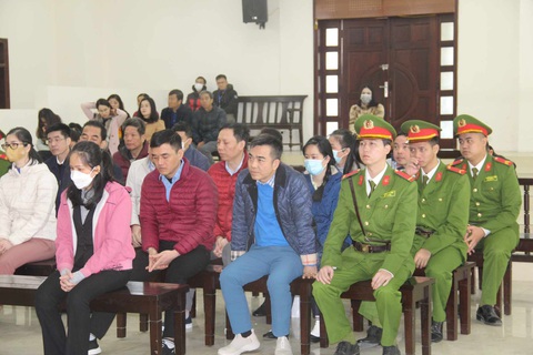 Chủ doanh nghiệp không yêu cầu Hoàng Văn Hưng trả lại 18,8 tỉ lừa chạy án- Ảnh 1. Các bị cáo trong phiên xét xử ngày 25-12 - Ảnh: GIANG LONG