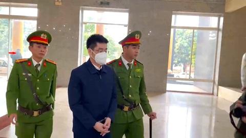 Bị cáo Hoàng Văn Hưng rưng rưng nước mắt nhận tội, xin ‘chấp nhận mọi phán quyết của tòa'- Ảnh 1. Bị cáo Hoàng Văn Hưng được dẫn giải đến phiên tòa ngày 25-12 - Ảnh: DANH TRỌNG