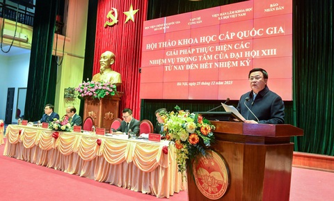 Cả nghìn dự án treo 'chôn' hàng nghìn tỉ đồng cần xử lý dứt điểm- Ảnh 1. Ông Nguyễn Xuân Thắng - giám đốc Học viện Chính trị Quốc gia Hồ Chí Minh - nhấn mạnh việc đảm bảo ổn định vĩ mô, thúc đẩy tăng trưởng - Ảnh: N.KH.