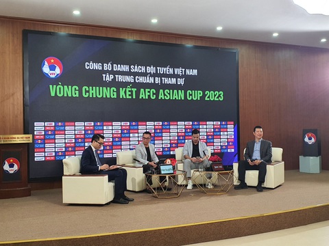 Tuyển Việt Nam dự Asian Cup 2023: Quang Hải trở lại; Công Phượng, Tấn Tài vắng mặt- Ảnh 9. Các vị khách mời gồm HLV Phạm Minh Đức (thứ hai từ trái sang), BLV Quang Huy (ngoài cùng, bên phải) và cựu tuyển thủ Phạm Như Thuần (thứ ba từ trái sang) sẽ tham gia bình luận trong chương trình - Ảnh: VFF