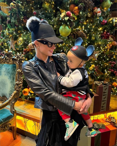 Paris Hilton và con trai trong một tấm ảnh cô đăng lên Facebook của mình Paris Hilton và con trai trong một tấm ảnh cô đăng lên Facebook của mình