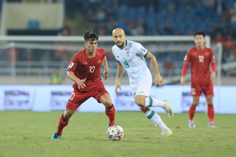 Tuyển Việt Nam dự Asian Cup 2023: Quang Hải trở lại; Công Phượng, Tấn Tài vắng mặt- Ảnh 5. Tiền vệ Khuất Văn Khang (10) có cơ hội góp mặt ở Asian Cup 2023 - Ảnh: HOÀNG TỦNG