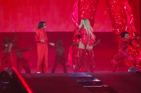 Beyoncé và con gái trên sân khấu Renaissance World Tour ở Amsterdam, Hà Lan vào tháng 6-2023 - Ảnh: WireImage Beyoncé và con gái trên sân khấu Renaissance World Tour ở Amsterdam, Hà Lan vào tháng 6-2023 - Ảnh: WireImage