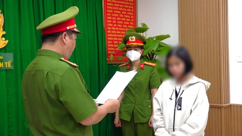 Tự tất toán sổ tiết kiệm của khách, cựu giám đốc một phòng giao dịch ngân hàng bị truy tố tham ô- Ảnh 1. Nguyễn Hoàng Kim Vy tại cơ quan công an - Ảnh: Công an cung cấp
