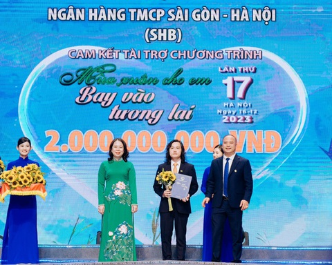 SHB ủng hộ 2 tỉ đồng góp phần mang ‘mùa xuân cho em’ dịp Tết Giáp Thìn- Ảnh 1. Phó tổng giám đốc Lưu Danh Đức đại diện SHB ủng hộ chương trình - Ảnh: SHB