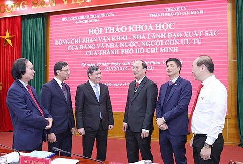 Có một ông Sáu Khải tận hiếu với dân- Ảnh 2. Các đại biểu trao đổi tại hội thảo - Ảnh: GIA HÂN
