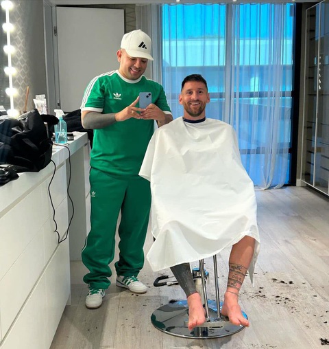 Ảnh vui 25-12: Ô tô băng giá- Ảnh 2. Lần đầu tiên Messi đăng ảnh cắt tóc. Nhưng cắt xong cũng như... không?!